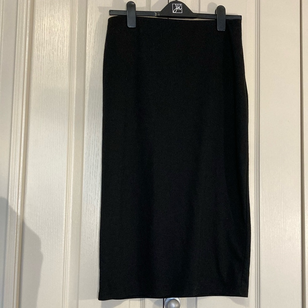 EUC Zara Trafaluc black light weight knit pencil skirt. Size large.